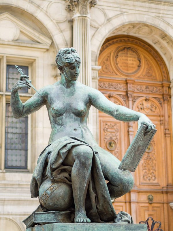 Qu'est-ce qui a remplacé les Halles de Paris ?