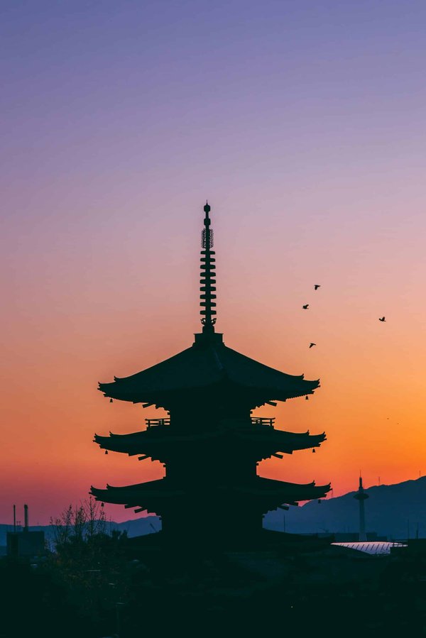 Comment l'architecture des temples hindous est-elle conçue pour représenter les cosmologies religieuses ?