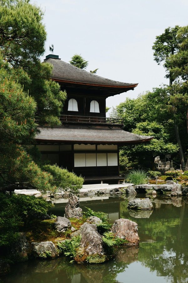 Quels sont les facteurs qui ont influencé le développement du théâtre kabuki au Japon ?