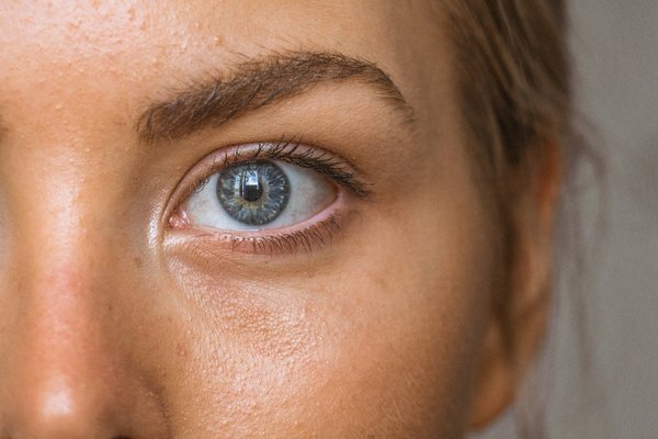 Comment éviter les rides autour des yeux ?